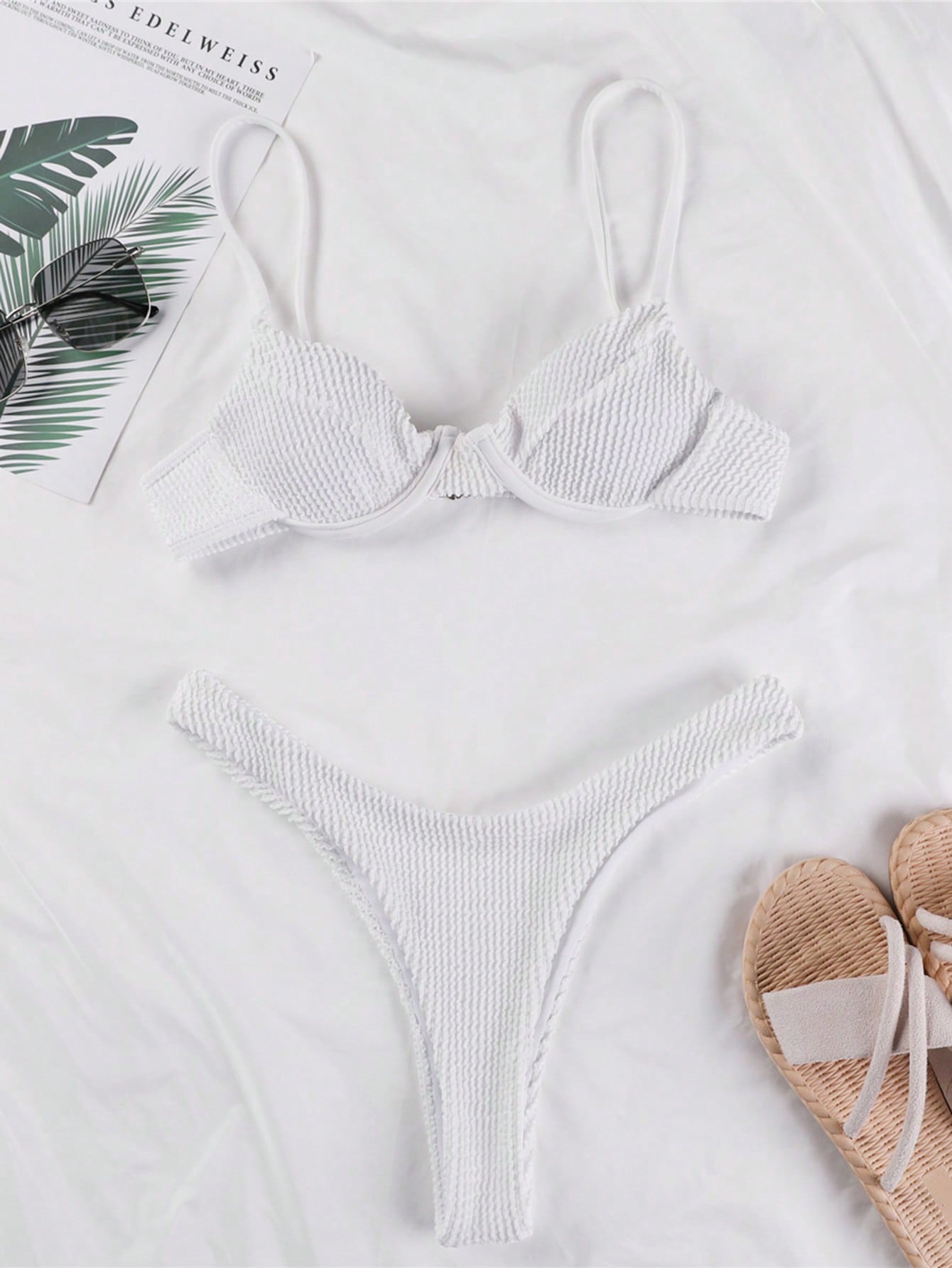 Biquíni Sensual Listrado Com Sutiã Push Up E Corte Alto